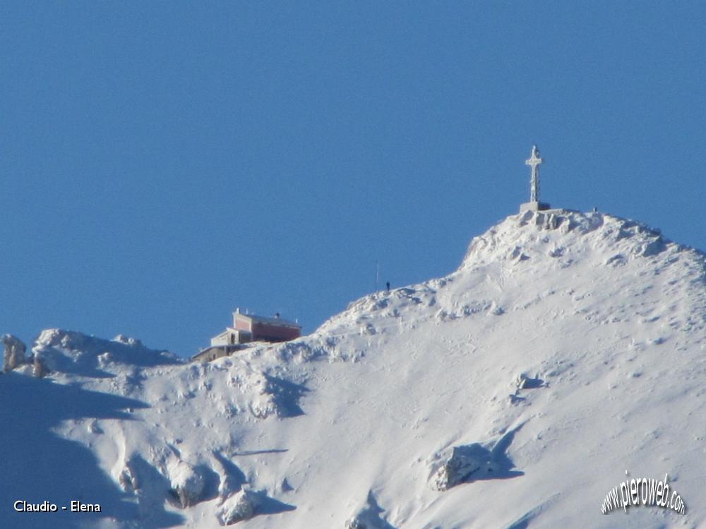 03 Rifugio Azzoni e croce.JPG